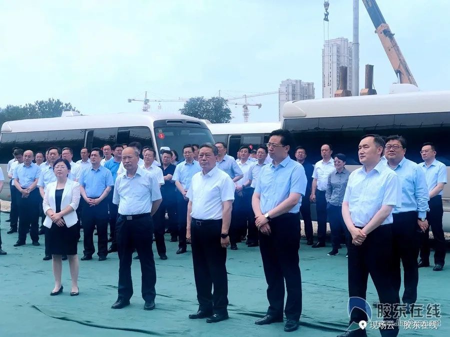 跟着干部视察工作,跟着领导们参观应该站在哪里