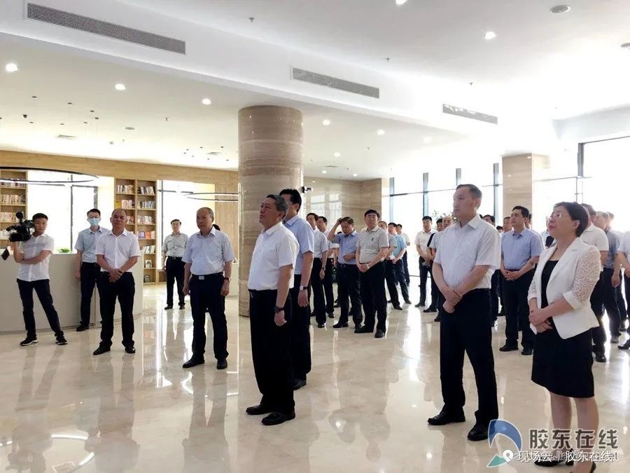 跟着干部视察工作,跟着领导们参观应该站在哪里