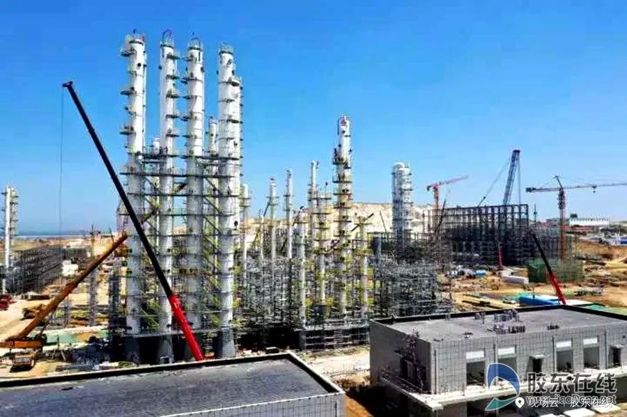 跟着干部视察工作,跟着领导们参观应该站在哪里