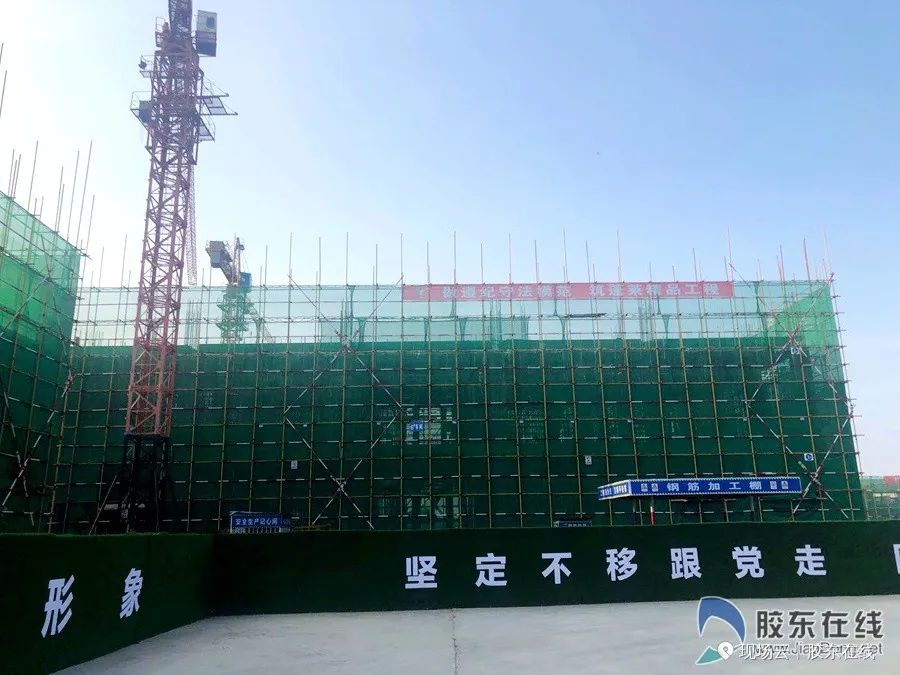 跟着干部视察工作,跟着领导们参观应该站在哪里