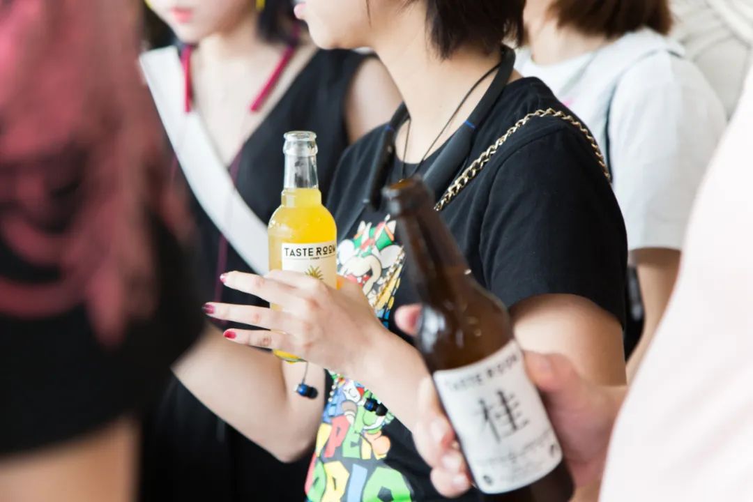 比可乐上头，比奶茶过瘾，成年人的快乐水