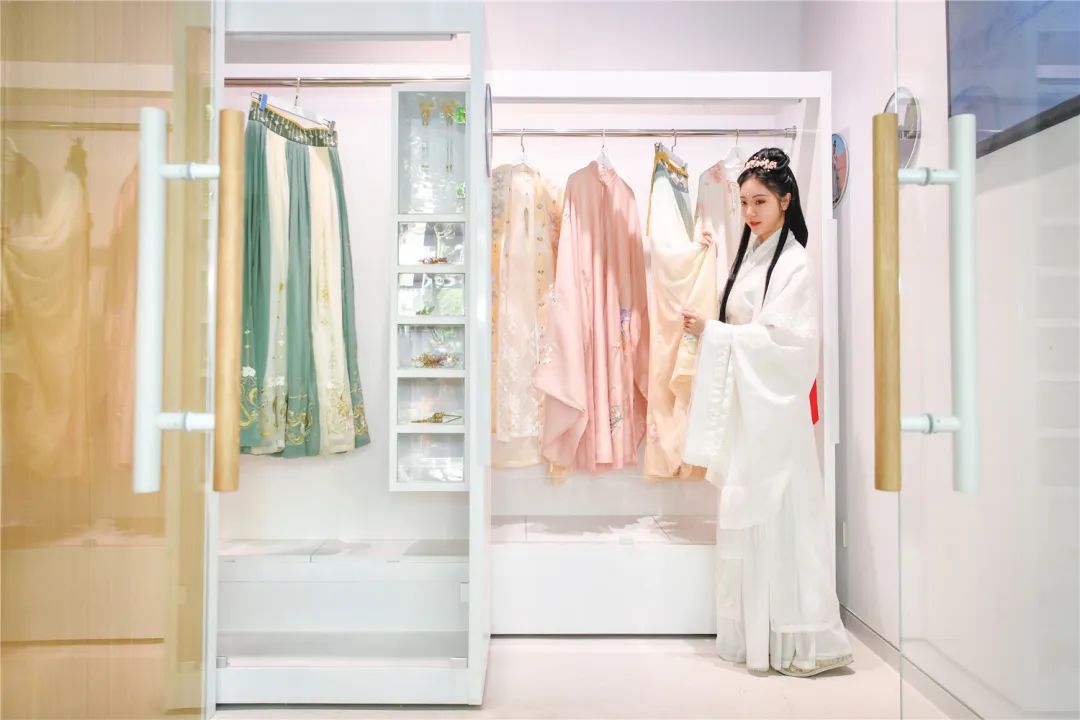 杭州西湖汉服体验馆多少钱一天,想在小镇上开个汉服体验馆