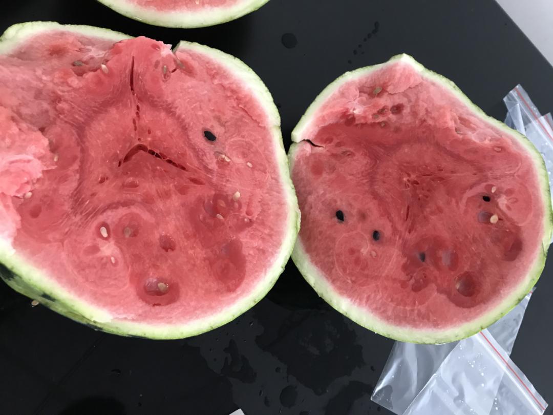 西瓜太甜打了药吗,西瓜太甜打增甜剂了吗