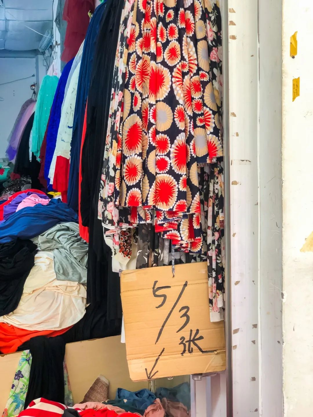 广州地铁晓港站的布料市场,晓港地铁站出口