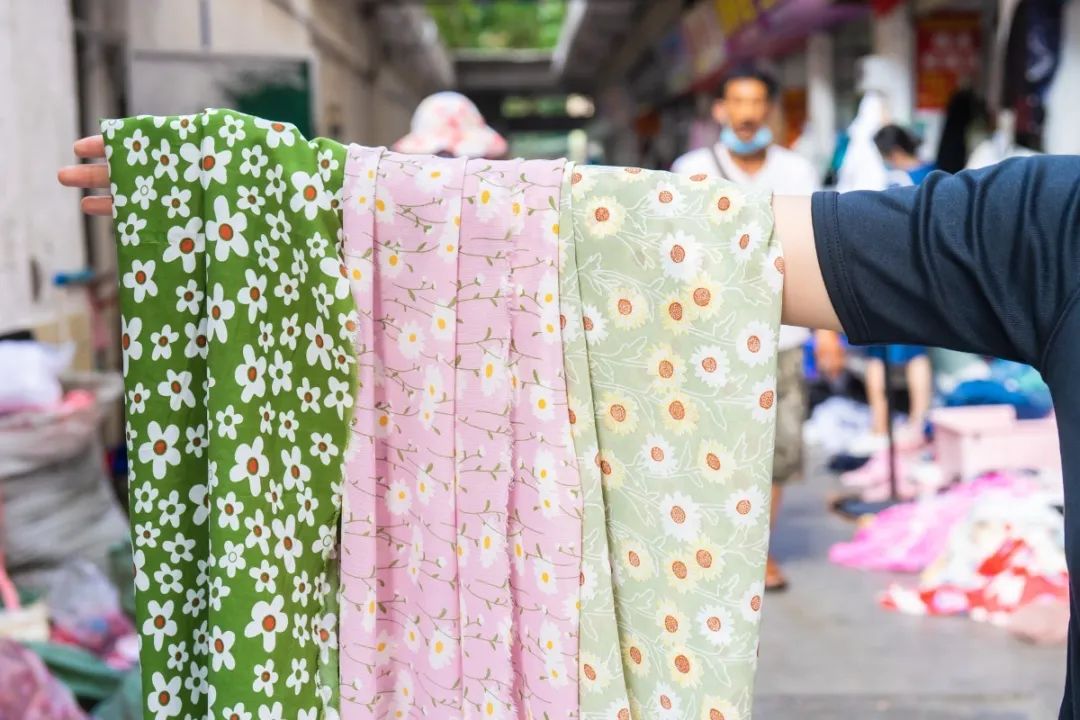 广州地铁晓港站的布料市场,晓港地铁站出口