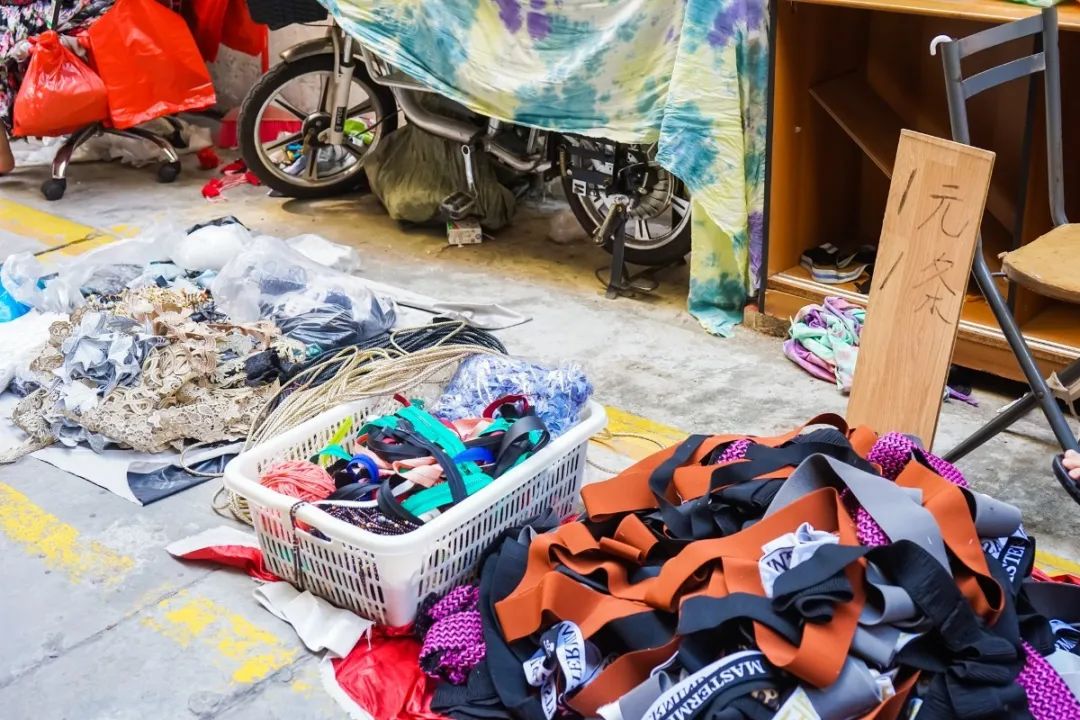 广州地铁晓港站的布料市场,晓港地铁站出口