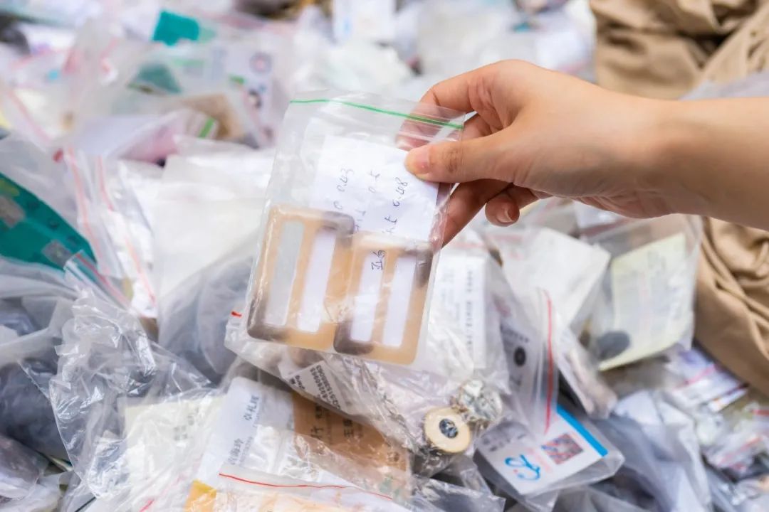 广州地铁晓港站的布料市场,晓港地铁站出口