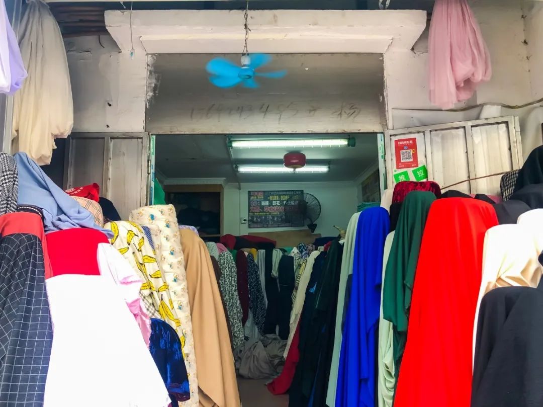 广州地铁晓港站的布料市场,晓港地铁站出口
