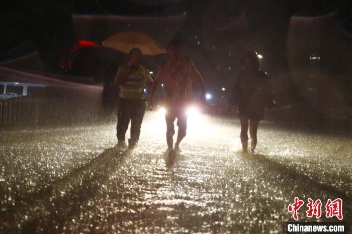 江西南昌遭暴雨袭击,暴雨夜袭南昌