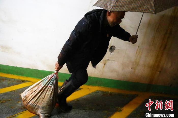 江西南昌遭暴雨袭击,暴雨夜袭南昌