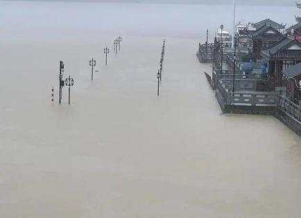 每小时2个西湖冲向下游,新安江水库水位开始下降!建德30万人受影响,桐庐多处汪洋