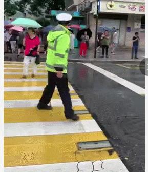 每小时2个西湖冲向下游,新安江水库水位开始下降!建德30万人受影响,桐庐多处汪洋