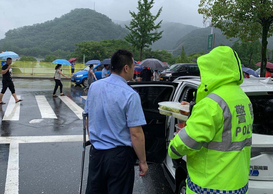 每小时2个西湖冲向下游,新安江水库水位开始下降!建德30万人受影响,桐庐多处汪洋