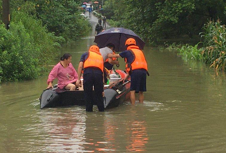 每小时2个西湖冲向下游,新安江水库水位开始下降!建德30万人受影响,桐庐多处汪洋