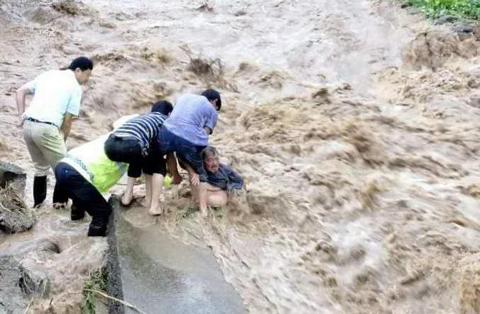 每小时2个西湖冲向下游,新安江水库水位开始下降!建德30万人受影响,桐庐多处汪洋