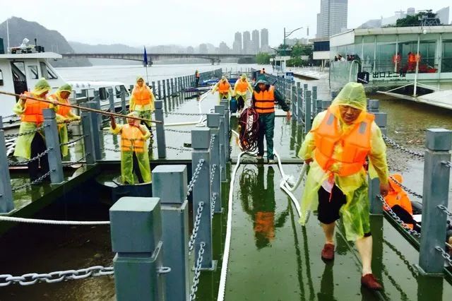 每小时2个西湖冲向下游,新安江水库水位开始下降!建德30万人受影响,桐庐多处汪洋