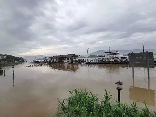 每小时2个西湖冲向下游,新安江水库水位开始下降!建德30万人受影响,桐庐多处汪洋