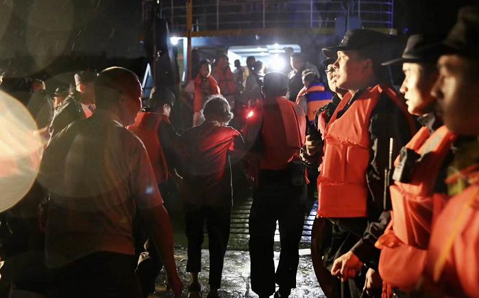 每小时2个西湖冲向下游,新安江水库水位开始下降!建德30万人受影响,桐庐多处汪洋