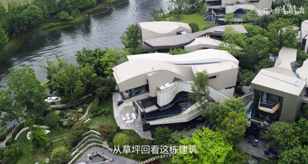 成都1.5亿豪宅火了!一小张地毯10w,买就送游艇码头,网友:都很满意,就差钱了