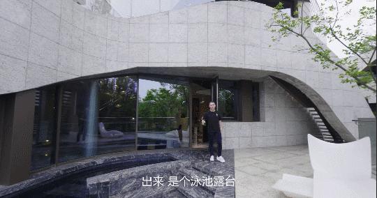 成都1.5亿豪宅火了!一小张地毯10w,买就送游艇码头,网友:都很满意,就差钱了