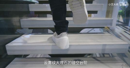 成都1.5亿豪宅火了!一小张地毯10w,买就送游艇码头,网友:都很满意,就差钱了