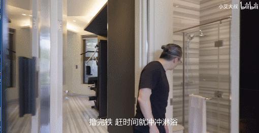 成都1.5亿豪宅火了!一小张地毯10w,买就送游艇码头,网友:都很满意,就差钱了