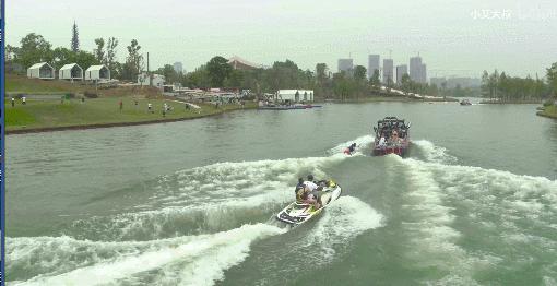 成都1.5亿豪宅火了!一小张地毯10w,买就送游艇码头,网友:都很满意,就差钱了