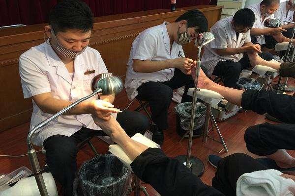 一招告别死皮老茧脚,去脚后跟老茧死皮的法子