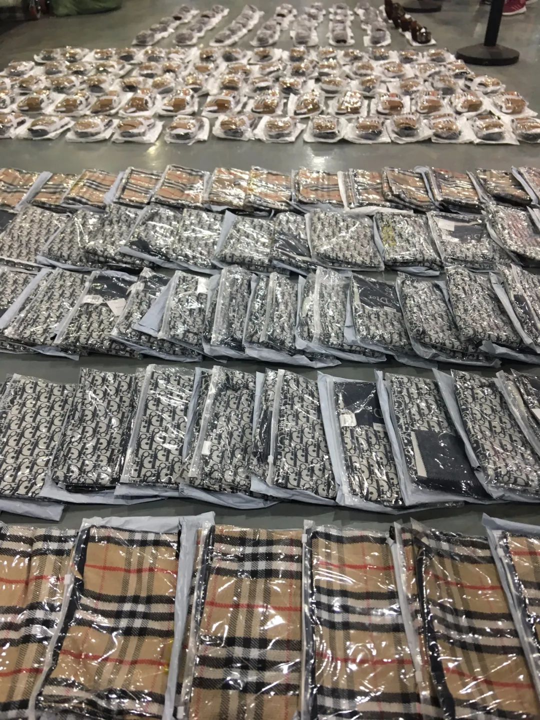 包包lv侵权 (巴宝莉dior和gucci的联名款)