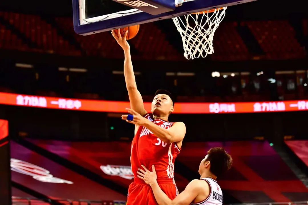 cba季后赛青岛晋级八强,cba青岛双星对深圳马可波罗