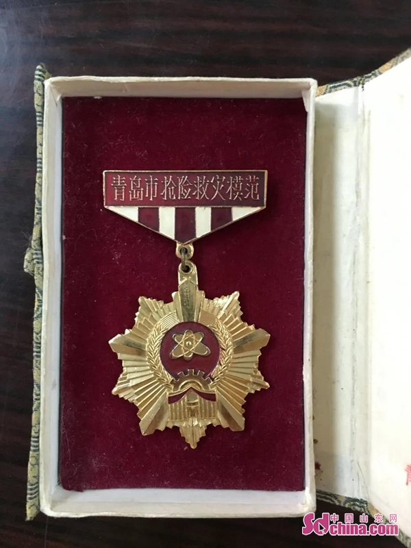 青岛崂山区大麦岛社区*党**员蓝正祝：一枚荣誉奖章，尽显侠骨心肠