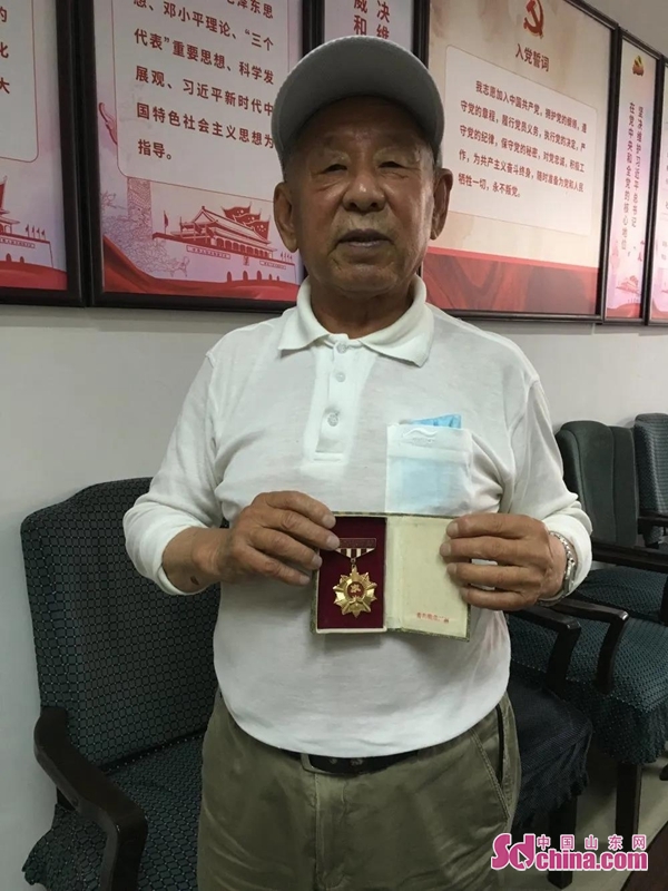 青岛崂山区大麦岛社区*党**员蓝正祝：一枚荣誉奖章，尽显侠骨心肠