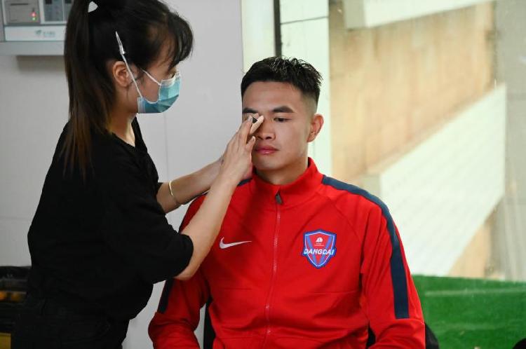 重庆当代队中超联赛定妆照拍摄完毕：教练球员也要打粉底修眉毛，但主帅张外龙主动要求“素颜出镜”