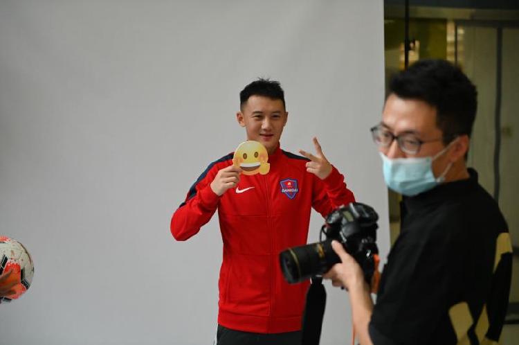 重庆当代队中超联赛定妆照拍摄完毕：教练球员也要打粉底修眉毛，但主帅张外龙主动要求“素颜出镜”