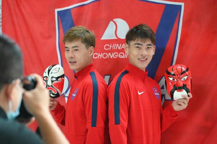 重庆当代队中超联赛定妆照拍摄完毕：教练球员也要打粉底修眉毛，但主帅张外龙主动要求“素颜出镜”