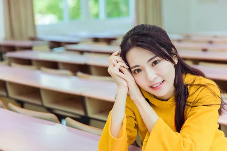 显白发色黄皮夏天,夏天适合染什么发色高级显白