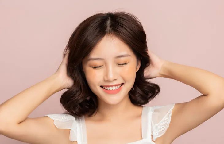 显白发色黄皮夏天,夏天适合染什么发色高级显白