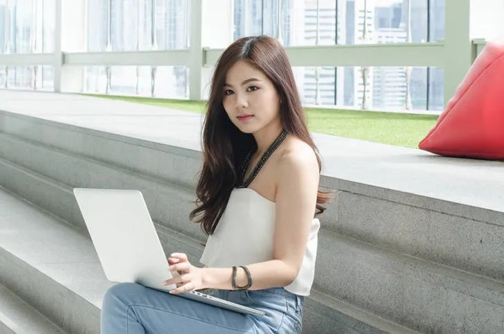 显白发色黄皮夏天,夏天适合染什么发色高级显白