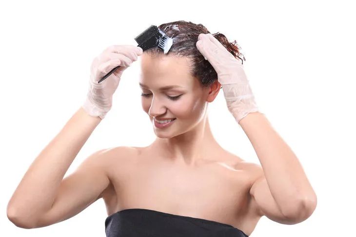 显白发色黄皮夏天,夏天适合染什么发色高级显白