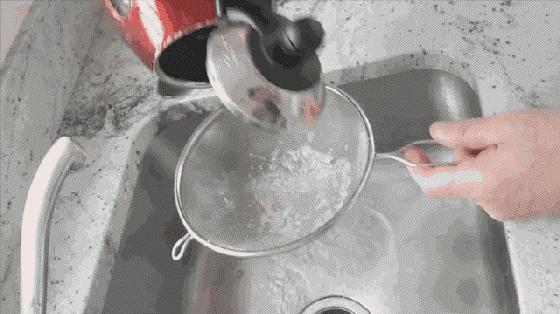 怎样去除热水壶里的水,怎么清理热水壶里面的脏水