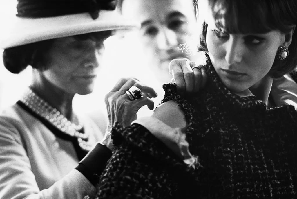 DIOR改拍电影了?丛林裸男、性感人鱼....原来奢侈品是这样诞生的...