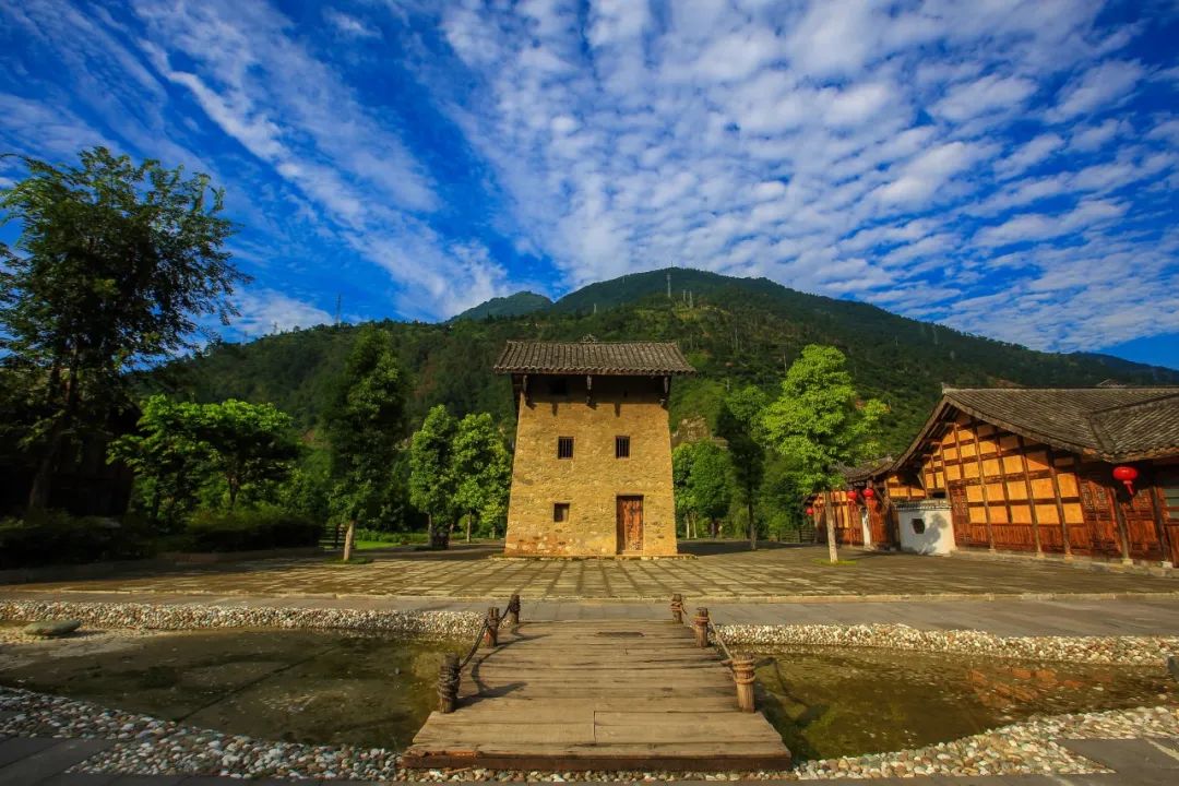 打卡百米观光电梯大美山色尽收眼底~