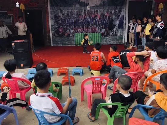 盲人足球的教练员是谁,留守儿童学生老师