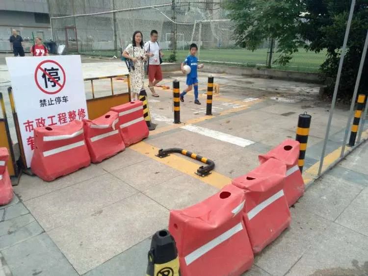 公共停车位私装地锁怎么办,公共停车场私设地锁