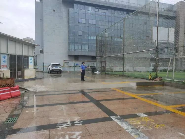 公共停车位私装地锁怎么办,公共停车场私设地锁