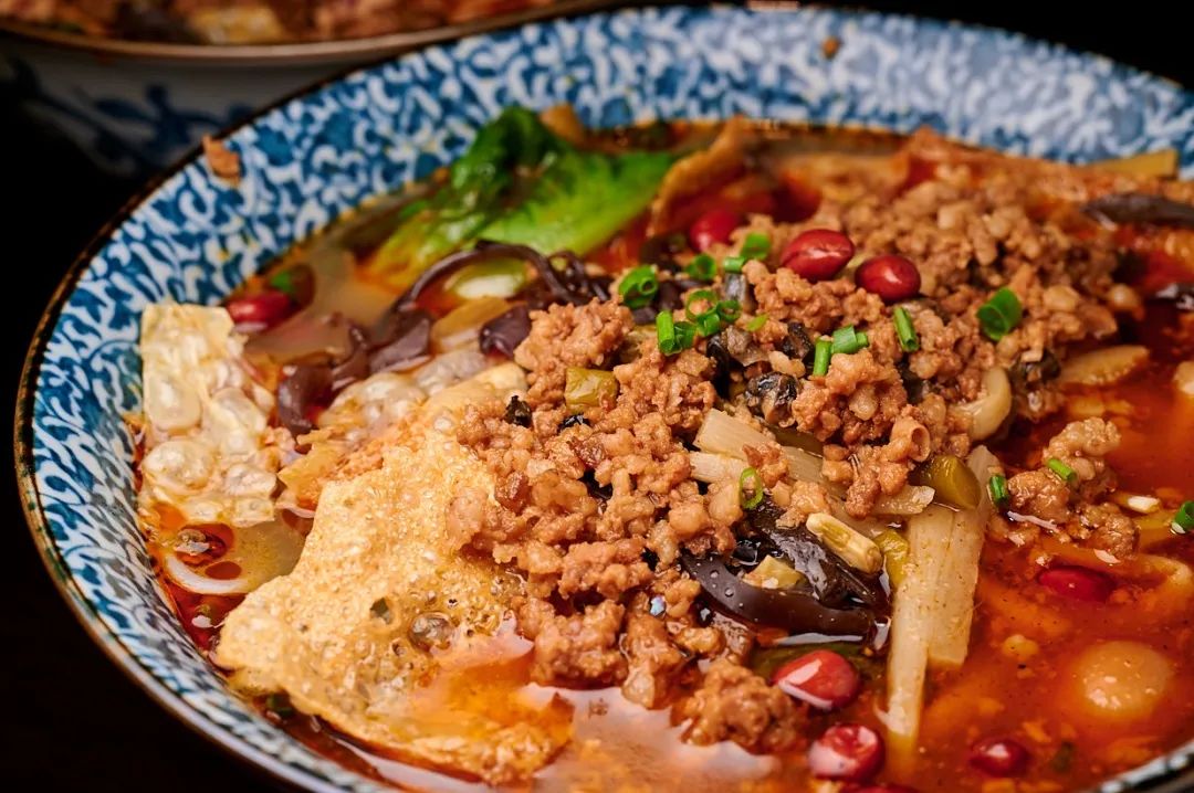 螺蛳粉配色的篮球鞋,螺蛳粉篮球鞋