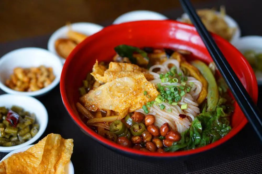 螺蛳粉配色的篮球鞋,螺蛳粉篮球鞋