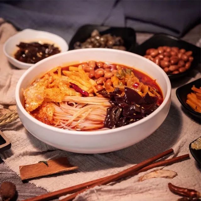 螺蛳粉配色的篮球鞋,螺蛳粉篮球鞋