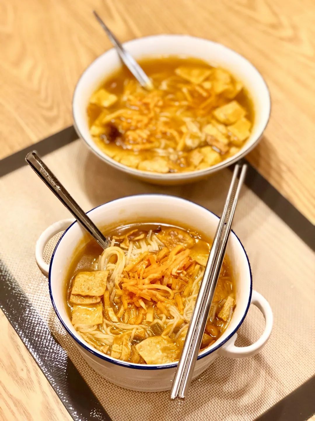 螺蛳粉配色的篮球鞋,螺蛳粉篮球鞋