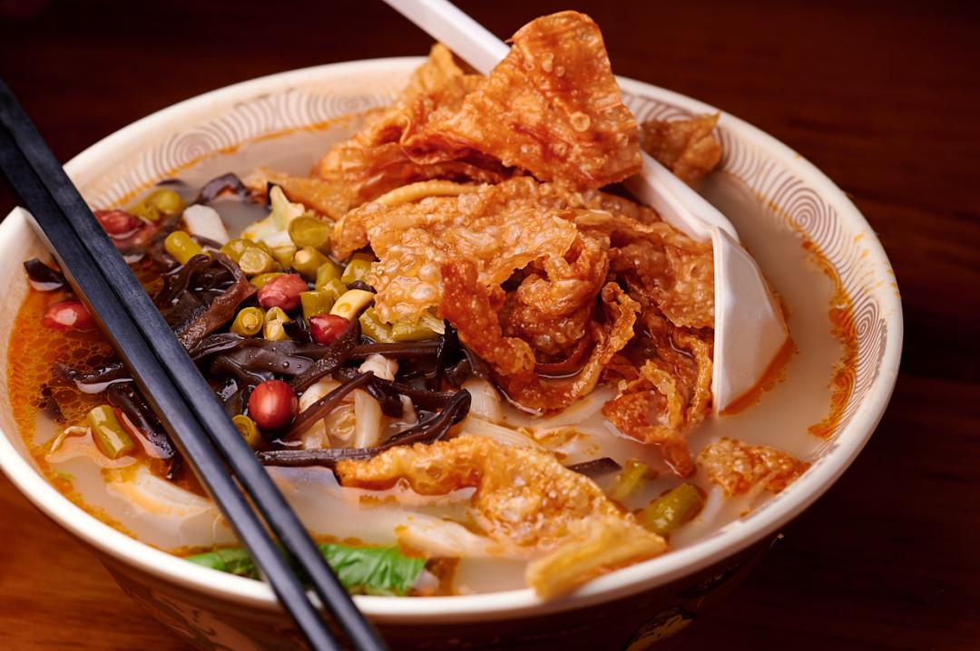 螺蛳粉配色的篮球鞋,螺蛳粉篮球鞋